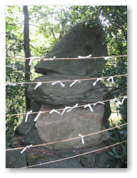 関守富樫公烏帽子岩と書いてあります。