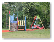 公園があり遊具が置いてある。