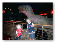 大きな恐竜の人形だ。