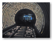 トンネル内は、イルミネーションで演出されている。