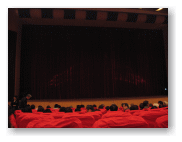開演前。すぐに満席になりました。