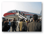 シャトルバスを降りて、飛行機に乗ります。