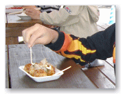 たこ焼きを食べる。