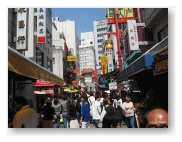 南京町です。人通りが多いですね。