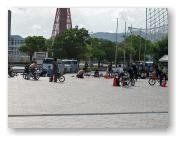 自転車の曲芸乗りをしている。
