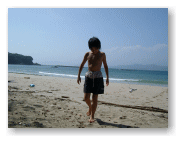 子供たちは、水着に着替えます。