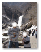 苗名滝をバックに記念写真