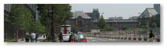 向こうに東京駅が見える。