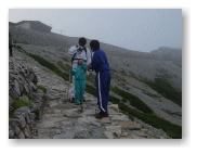 登山道を降りていきます。