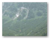 立山ロープウェイが見えます。