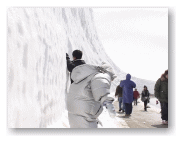 雪の壁がすごい。。。