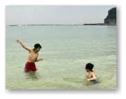 水着に着替えて遊びます。